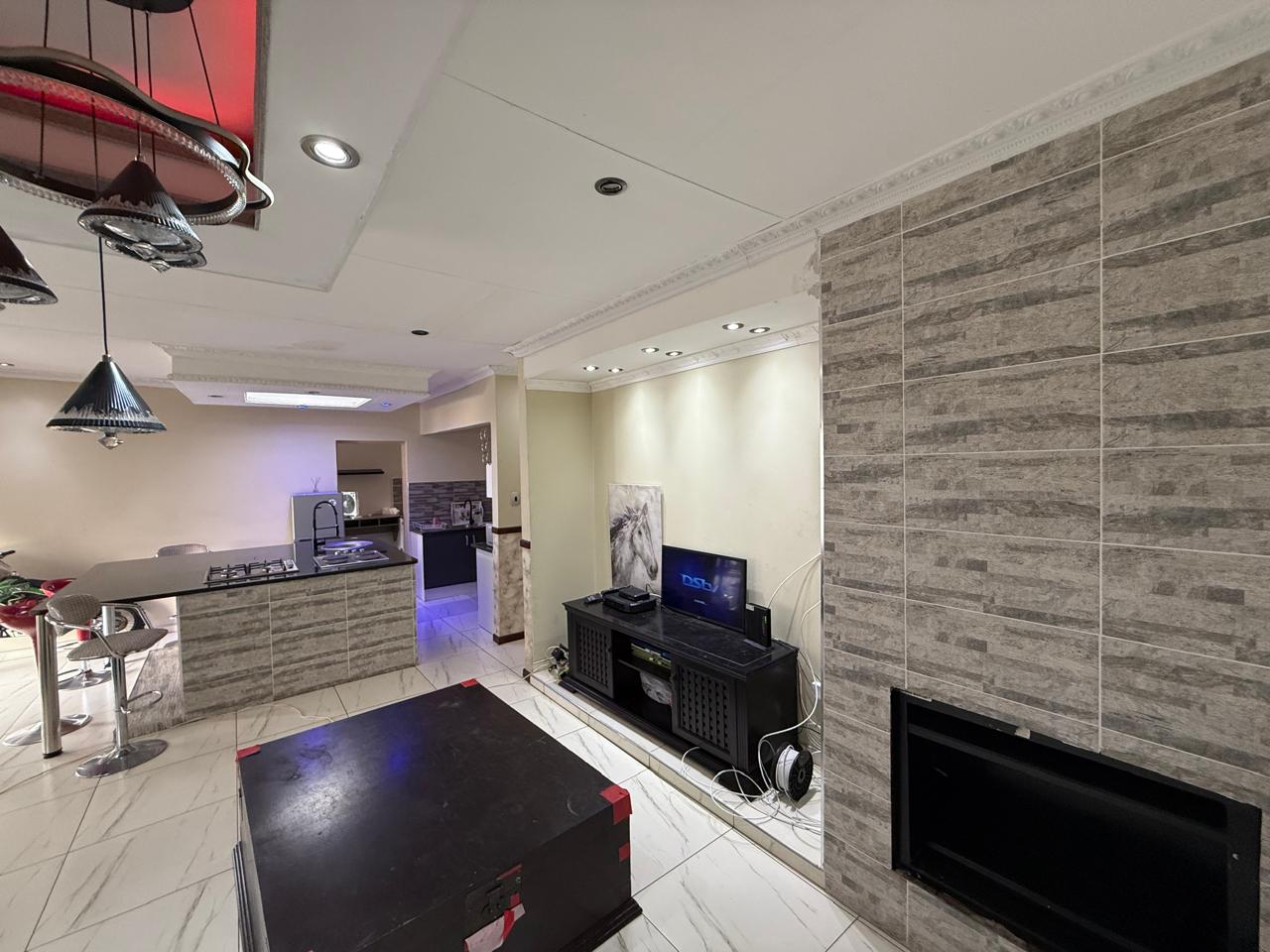 Open-plan lounge and kitchen at Nelpro Business Guest Houses, Mpumalanga